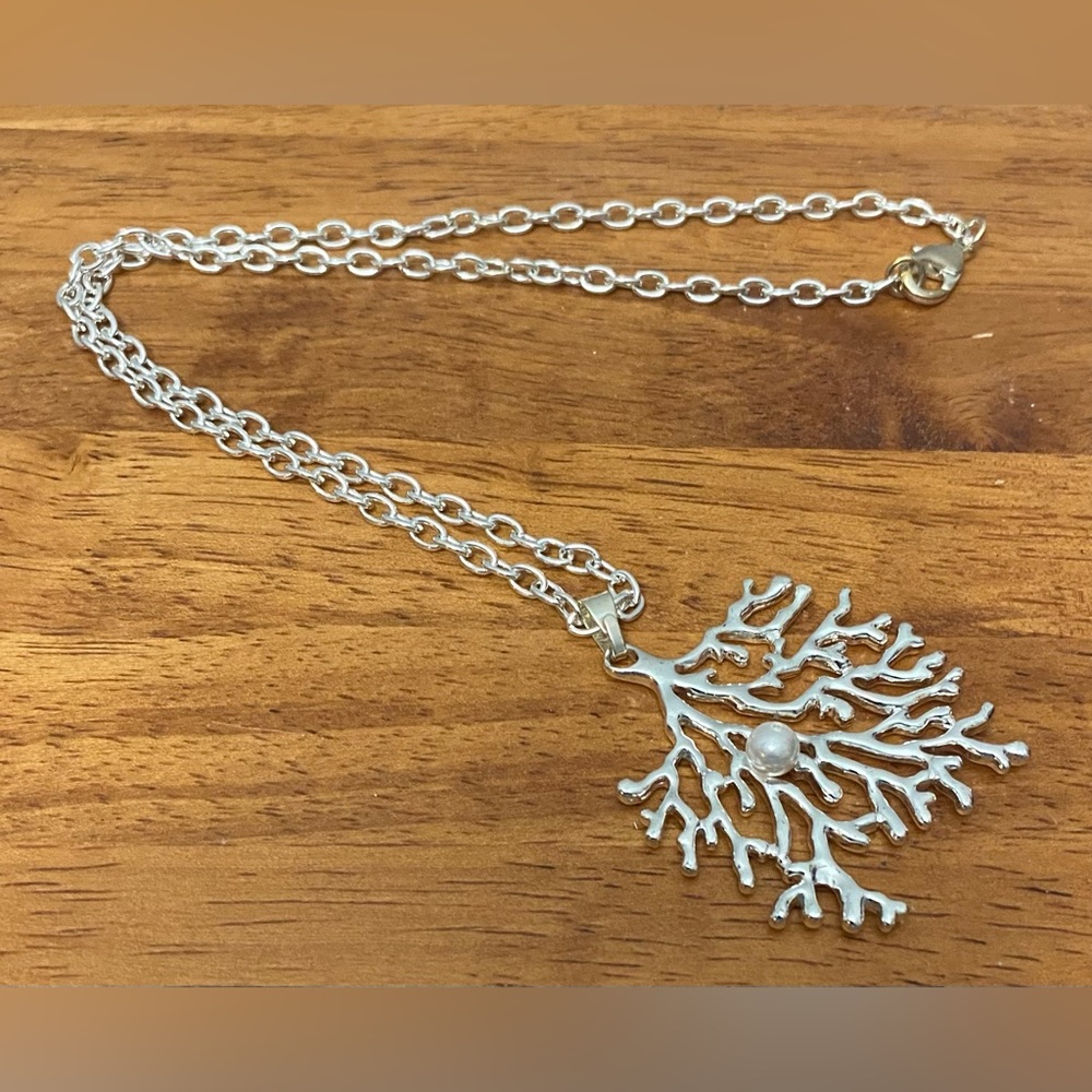NEW. Leaf pendant necklace